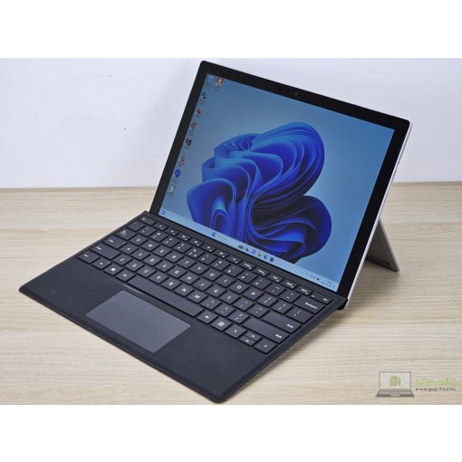 Microsoft Surface Pro 5 / Tablet laptop / i7-7660U / 8GB RAM / 256GB SSD / Érintőképernyős