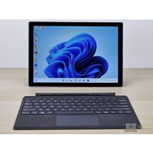 Microsoft Surface Pro 5 / Tablet laptop / i7-7660U / 8GB RAM / 256GB SSD / Érintőképernyős