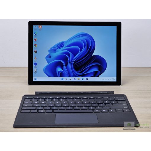 Microsoft Surface Pro 5 / Tablet laptop / i7-7660U / 8GB RAM / 256GB SSD / Érintőképernyős