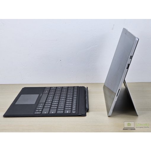 Microsoft Surface Pro 5 / Tablet laptop / i7-7660U / 8GB RAM / 256GB SSD / Érintőképernyős