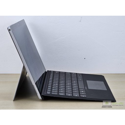Microsoft Surface Pro 5 / Tablet laptop / i7-7660U / 8GB RAM / 256GB SSD / Érintőképernyős