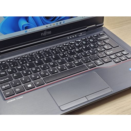 Használt Fujitsu LifeBook U727 laptop, i3-7100U, 16GB RAM, 256GB SSD, magyar billentyűzet