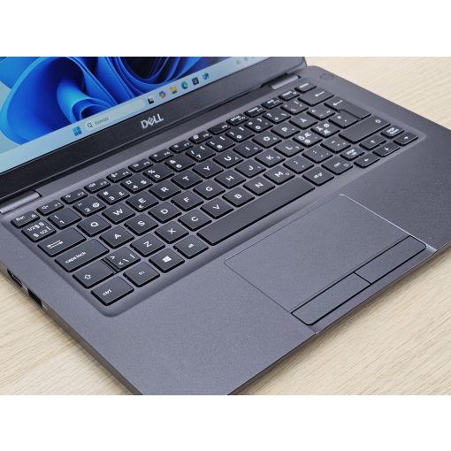 Dell Latitude 5300 Laptop / i7-8665U / 8GB RAM / 256GB SSD / FHD / Érintőképernyős