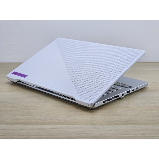 Asus ROG Zephyrus G14 GA401 Gamer / AMD Ryzen 7 / 16GB RAM / 512GB SSD / Magyar billentyűzet