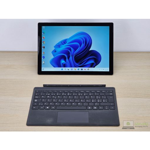 Microsoft Surface Pro 6 / Tablet laptop / i5-8350U / 8GB RAM / 256GB SSD / Érintőképernyős