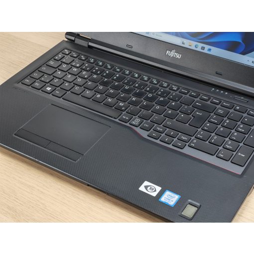 Fujitsu LifeBook E559 Laptop / i3-8145U / 8GB RAM / 256GB SSD
