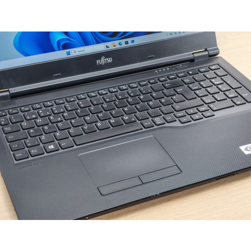Fujitsu LifeBook E559 Laptop / i3-8145U / 8GB RAM / 256GB SSD