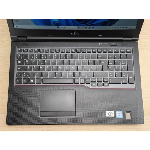 Fujitsu LifeBook E559 Laptop / i3-8145U / 8GB RAM / 256GB SSD
