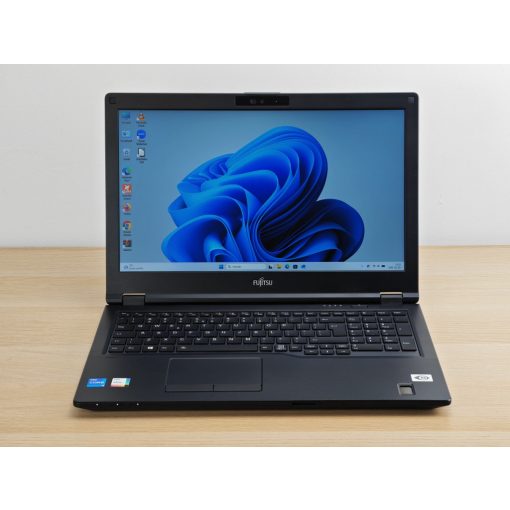 Fujitsu LifeBook E5511 Laptop + Iris / i5-1135G7 / 8GB RAM / 256GB SSD