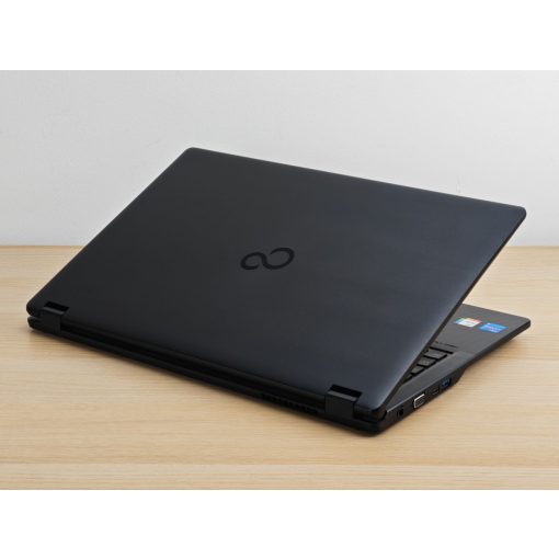 Fujitsu LifeBook E5511 Laptop + Iris / i5-1135G7 / 8GB RAM / 256GB SSD