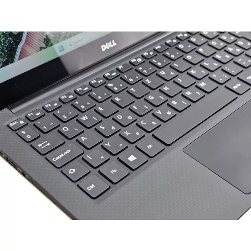 Dell XPS 13 9350 3K Laptop + Iris (R) / i7-6560U / 8GB RAM / 256GB SSD / Érintőképernyős / Magyar billentyűzet 